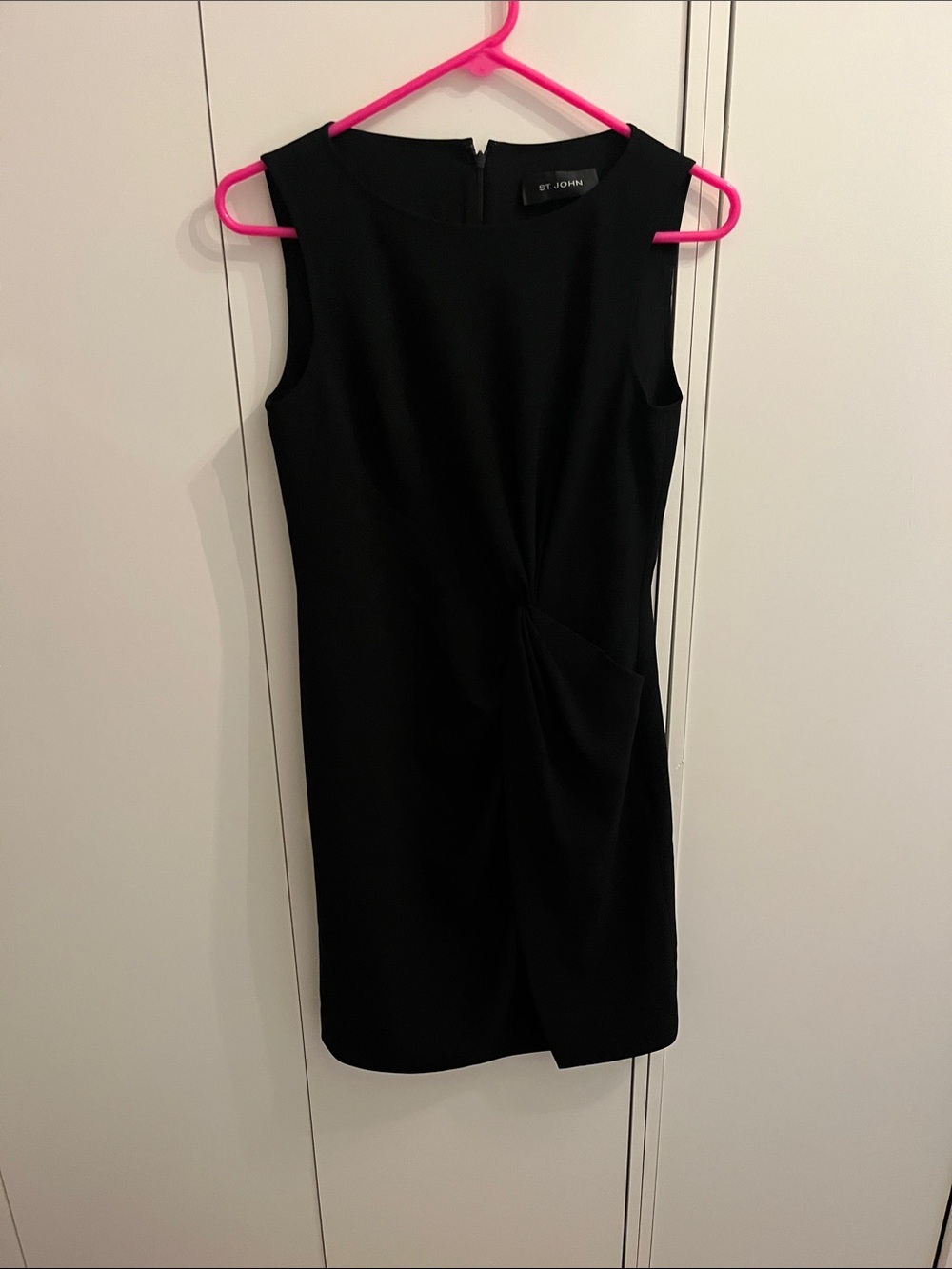 St. John Black Sleeveless Twist-Detail Sheath Dress